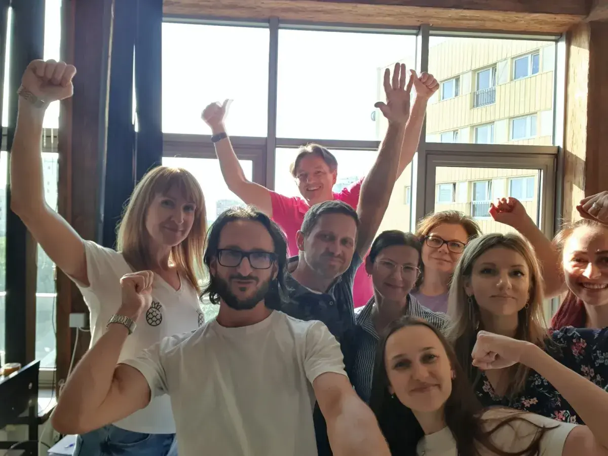 Uczestnicy wykonują aktywizujące ćwiczenie podczas szkolenia z wystąpień publicznych.