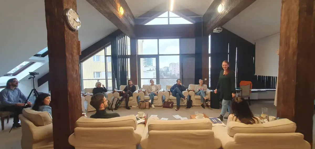 Uczestnik prowadzi prezentację przed grupą podczas szkolenia z wystąpień publicznych.